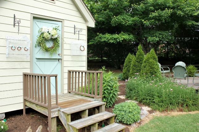 Beautiful backyard tour including this cute little craft shed kellyelko.com