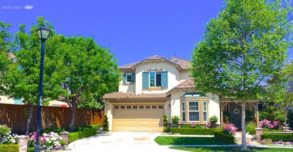 Curb appeal at this California home - the inside is stunning too! kellyelko.com