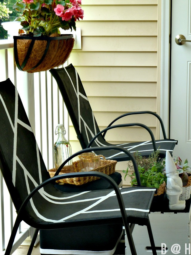 Add style to boring outdoor chairs with a little paint! kellyelko.com