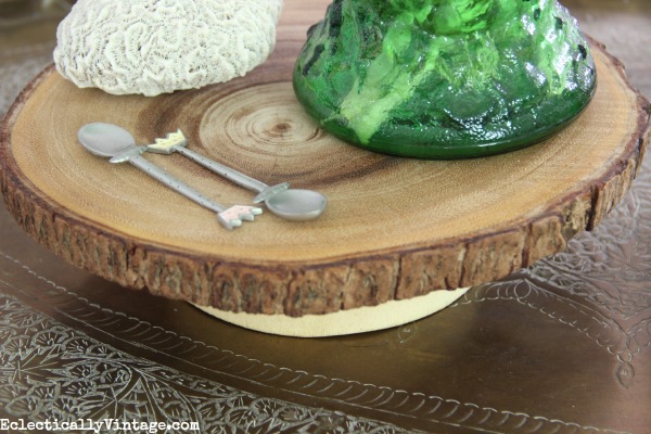 This wood slice stand is so cute for fall! kellyelko.com