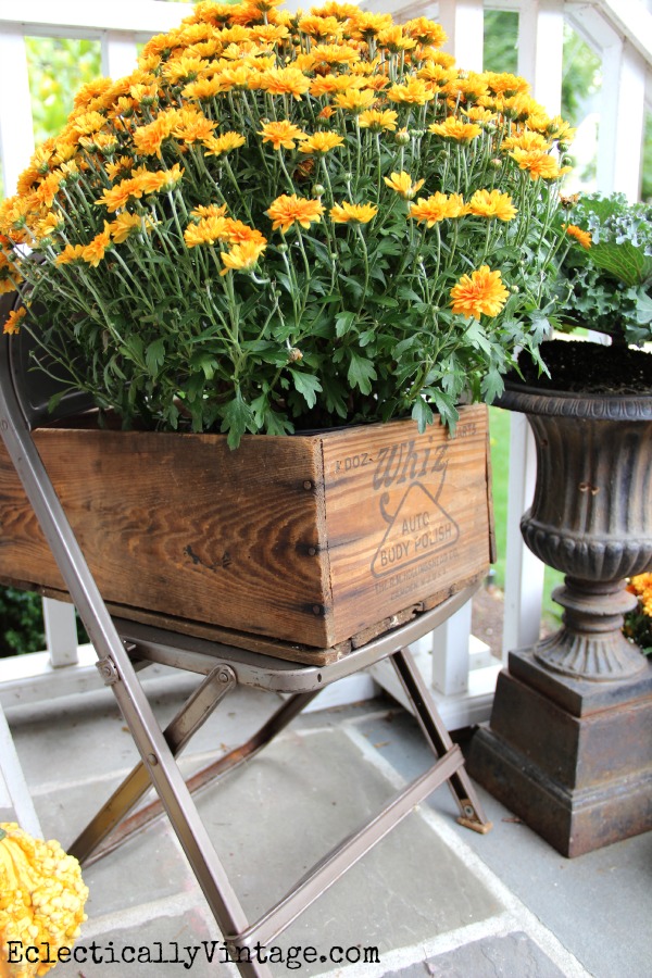 Vintage finds on a fall front porch kellyelko.com