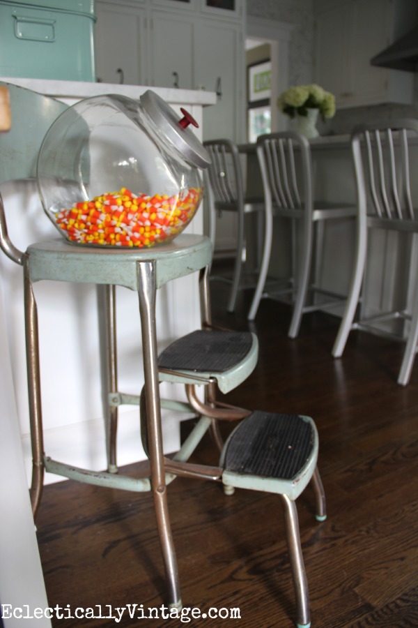 Love this vintage Cosco step stool - this white kitchen is gorgeous! kellyelko.com #EclecticallyFall 