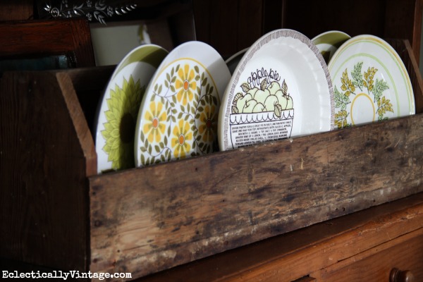 Old wood toolbox is perfect for displaying favorite plates kellyelko.com #EclecticallyFall