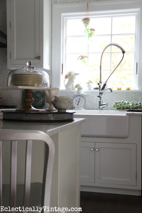 Gorgeous white kitchen decorated for fall kellyelko.com #EclecticallyFall