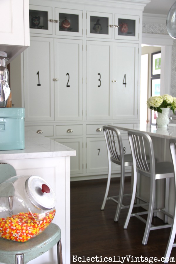 Gorgeous white kitchen decorated for fall kellyelko.com 