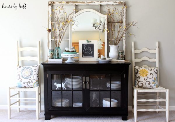 I love the way everything is layered on this console table - gorgeous! kellyelko.com