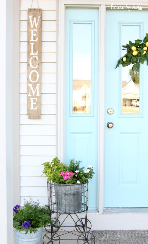 Love this cheery front door color and the pallet wood welcome sign - such curb appeal! kellyelko.com