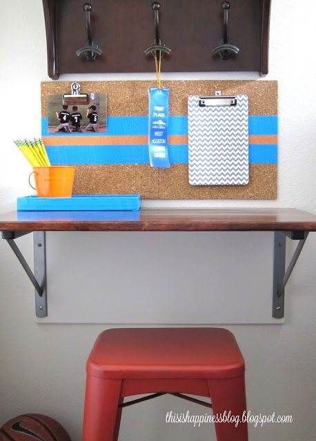 DIY desk with brackets - perfect for small spaces kellyelko.com