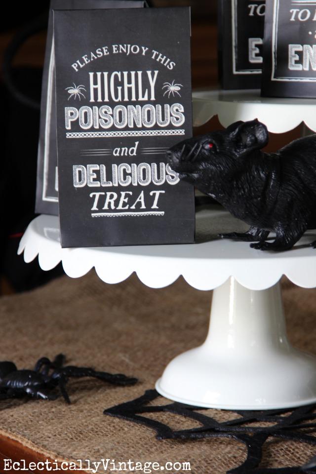 How cute are these chalkboard Halloween treat bags! kellyelko.com