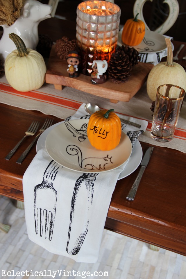 Love the wood slabs to elevate this fall centerpiece and the knife, fork and spoon napkins!  kellyelko.com