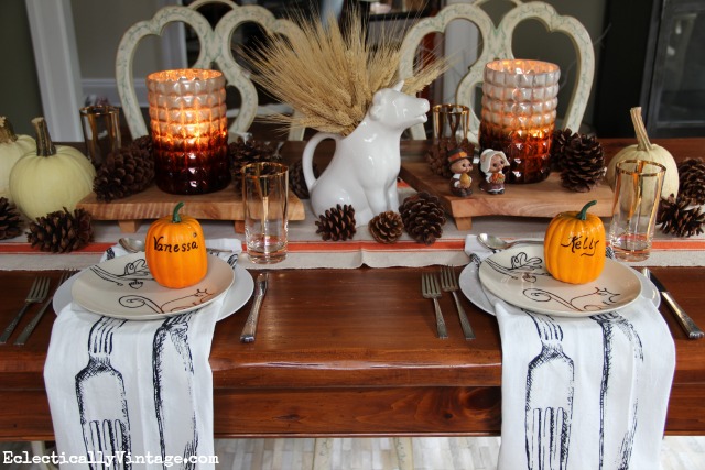 Now this is how to set a fall Thanksgiving table!  Love the rustic wood slabs, the pumpkin place settings and those napkins! kellyelko.com