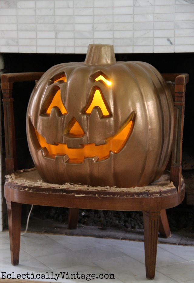 See how to bling out your boring jack o'lantern into a metallic stunner! kellyelko.com