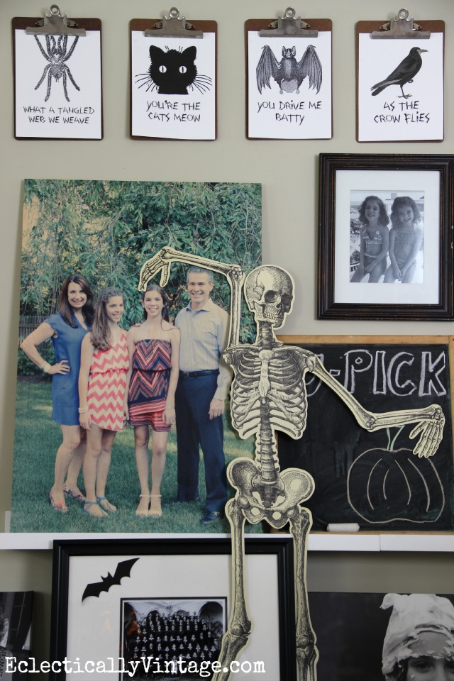 Love the FREE Halloween printables on this gallery wall and the clipboard display kellyelko.com