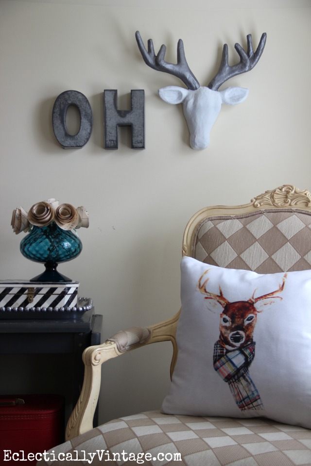 Make this gilded DIY Deer Head - such a fun piece of art! kellyelko.com