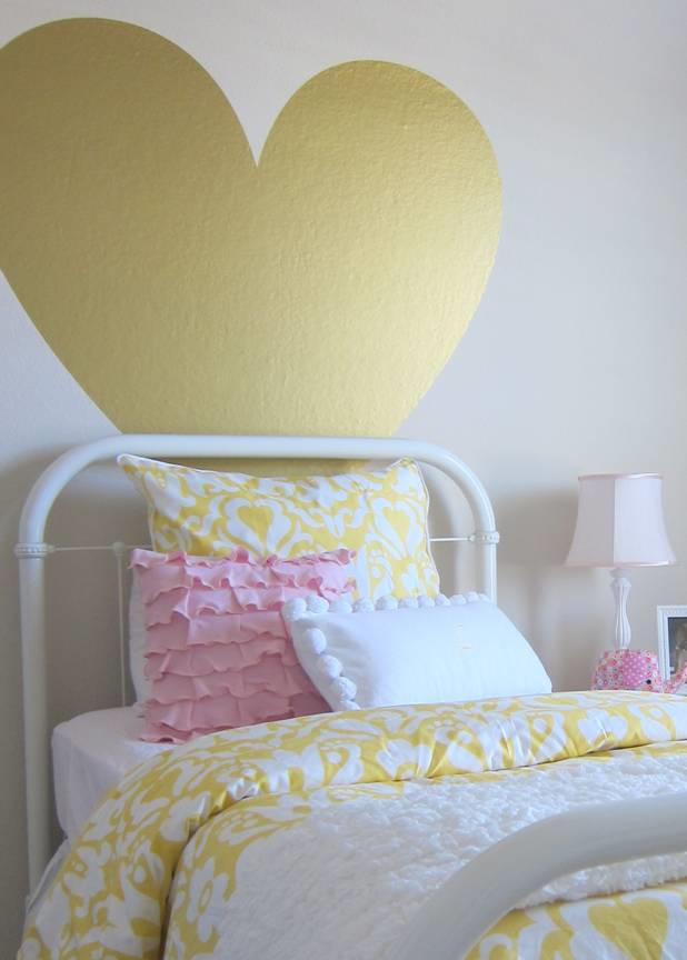 I LOVE this big gold heart in this cute girls bedroom kellyelko.com