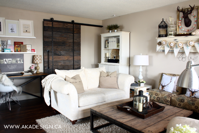 Love this neutral living room and that amazing DIY rolling barn door! kellyelko.com