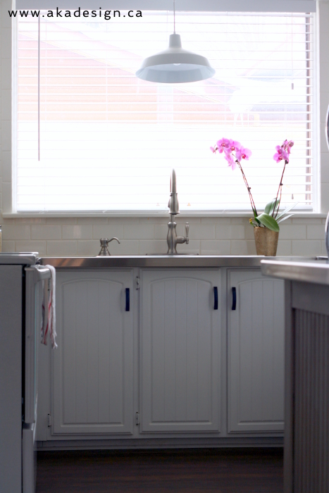 Love the industrial pendant hanging over the kitchen sink kellyelko.com