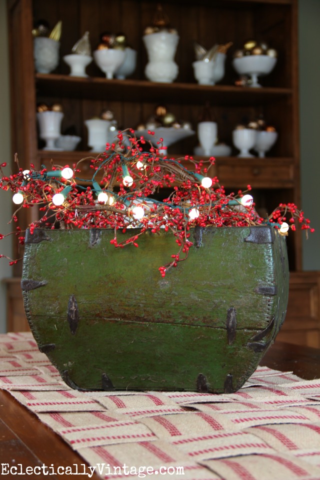 Make this no sew jute table runner - love the festive berry centerpiece kellyelko.com