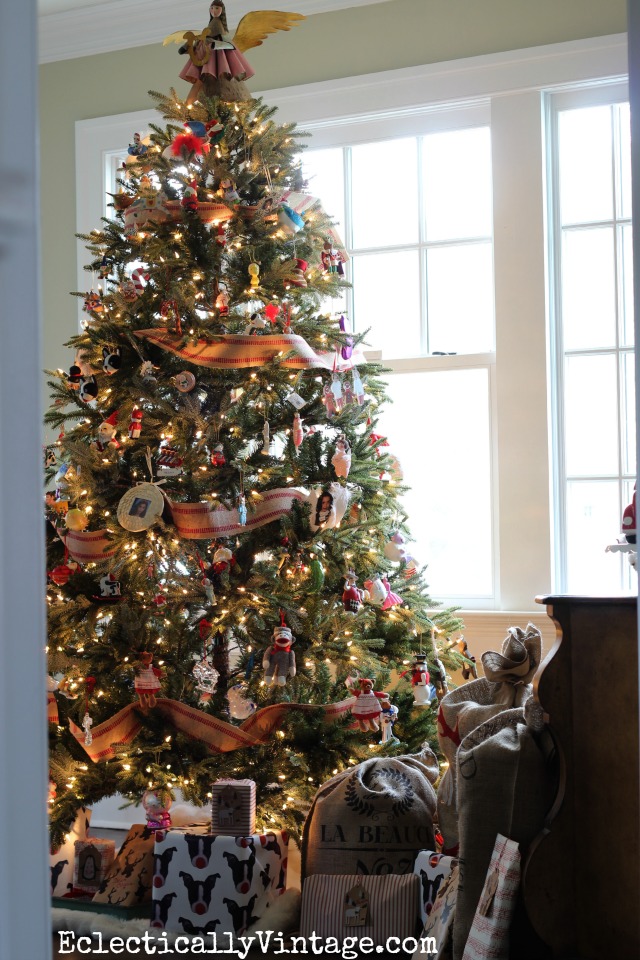 Love the jute used as Christmas tree garland - what a gorgeous tree kellyelko.com