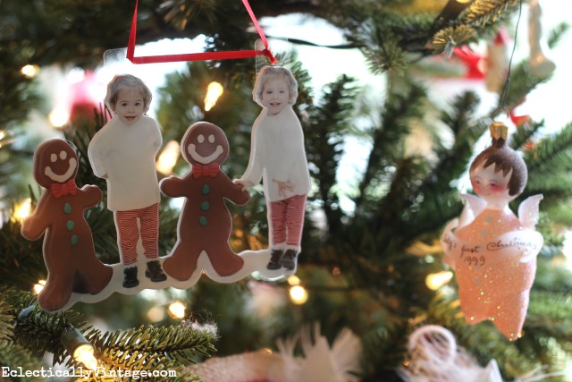 Love this family Christmas tree and the photo ornament! kellyelko.com