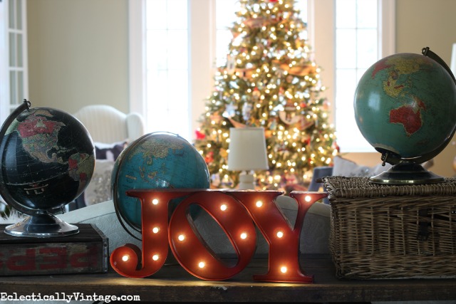 Love this fun joy marquee sign - Joy to the World for Christmas! kellyelko.com