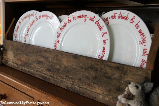 Love these red Eat Drink & Be Merry Christmas plates! kellyelko.com