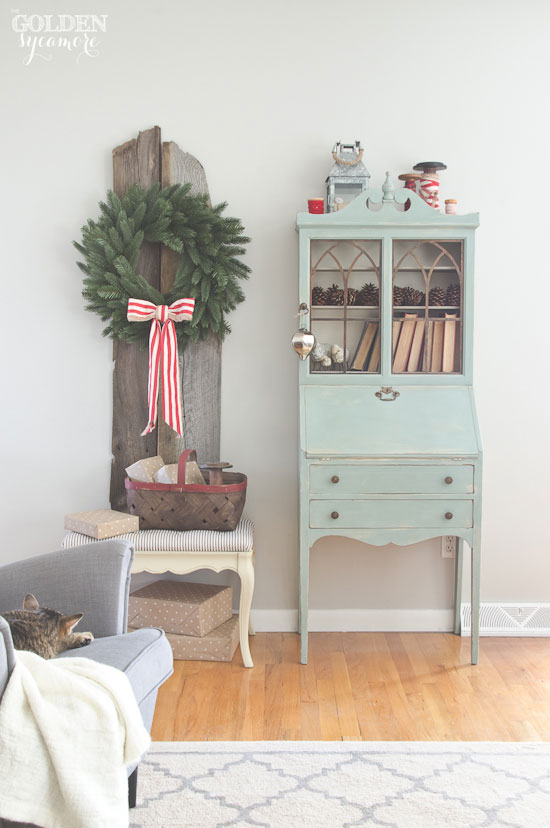 Love this simple Christmas wreath displayed on old barn wood kellyelko.com