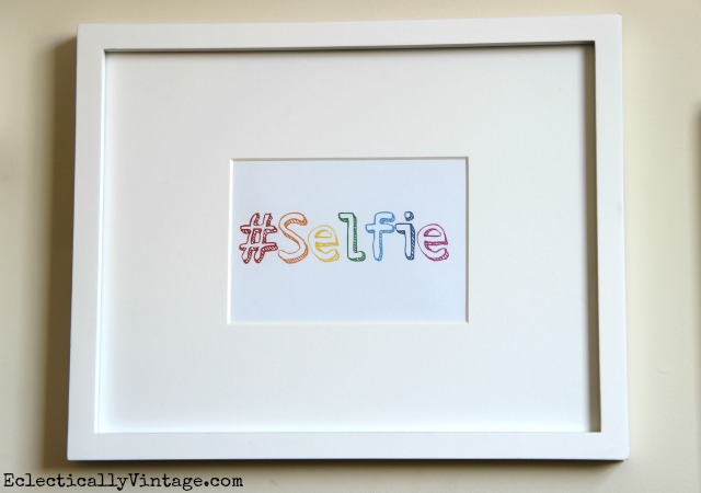 Free Selfie Printable - and a fun Selfie Family Gallery Wall kellyelko.com #DamageFreeDIY