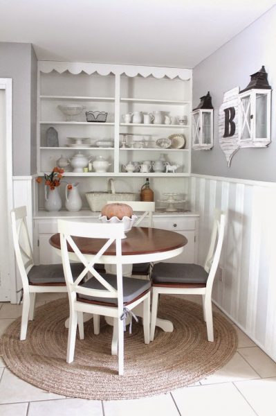 Love the open shelves in this dining nook kellyelko.com