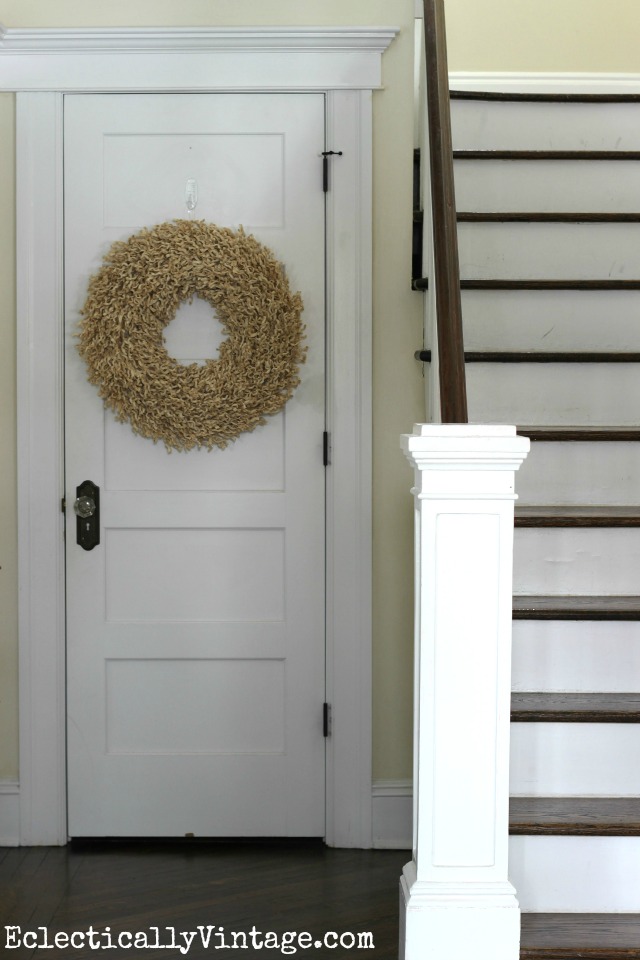 Love the texture of this wreath kellyelko.com #DamageFreeDIY