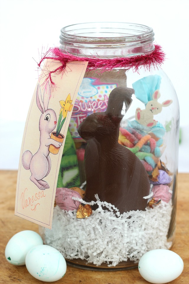 Easter Basket Jar - such a creative spin on the traditional Easter basket and comes with this cute FREE Easter Bunny gift tag printable kellyelko.com