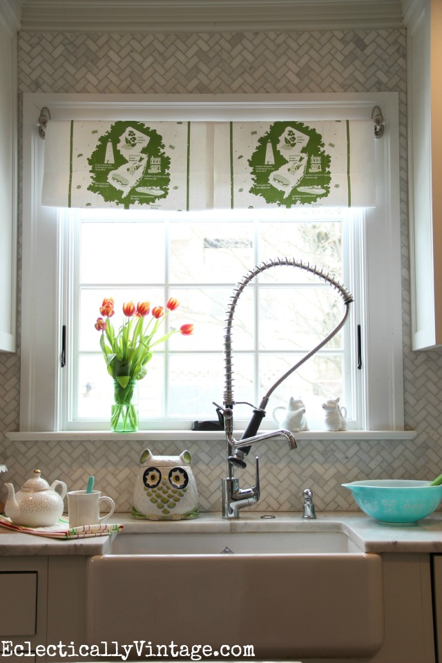 Make this DIY Dish Towel Window Treatment - I love how it gives this white kitchen a pop of fun color kellyelko.com