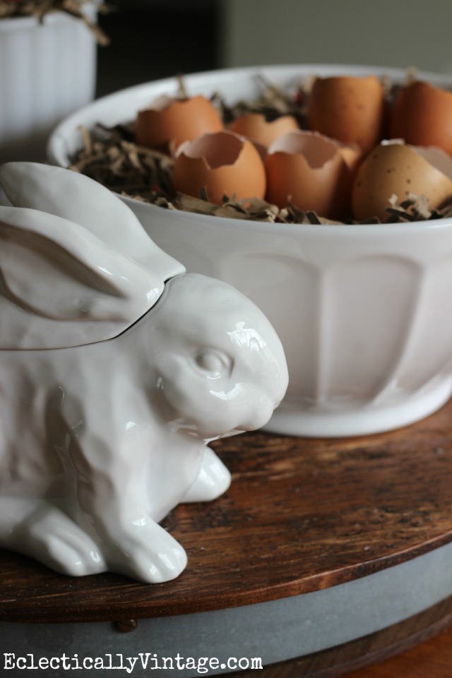 Such a cute Easter centerpiece using natural eggs and a cute little bunny kellyelko.com