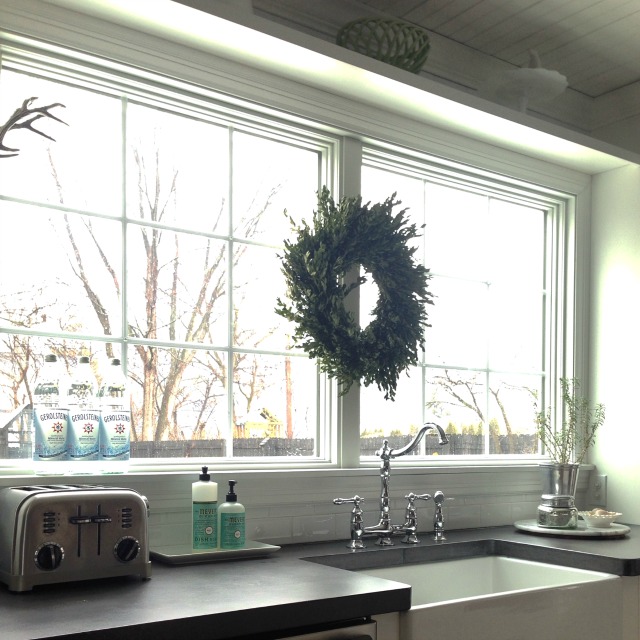 Love the huge window above the kitchen sink and the display shelf above kellyelko.com