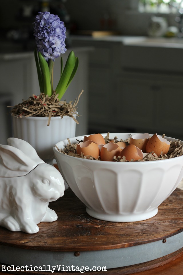 Natural egg decorating ideas - love the simplicity of using speckled brown eggs as a spring or Easter centerpiece kellyelko.com