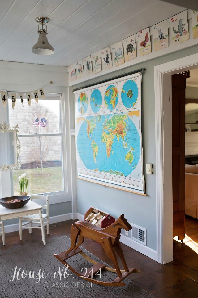 How cute is this playroom with the vintage school map kellyelko.com