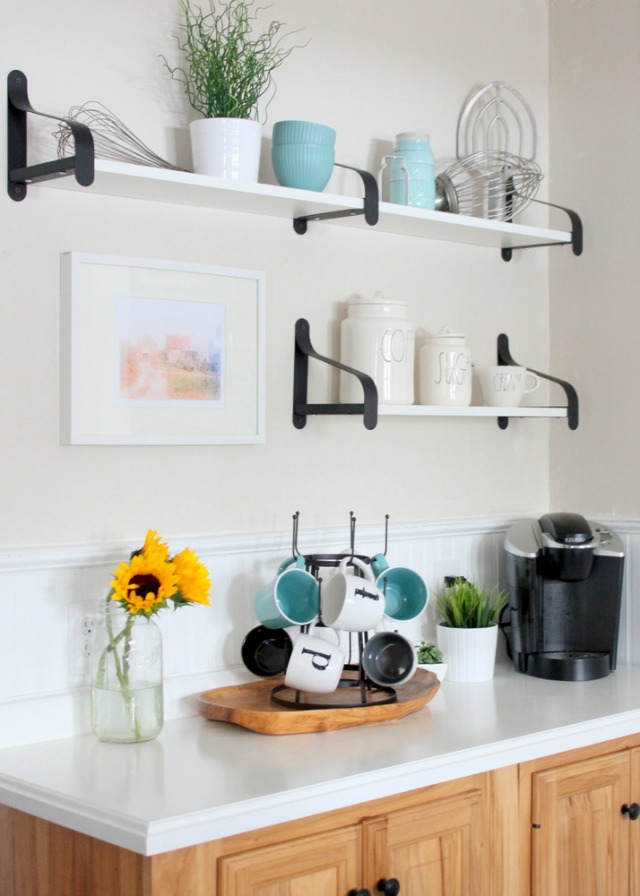 Love the brackets on these open kitchen shelves kellyelko.com