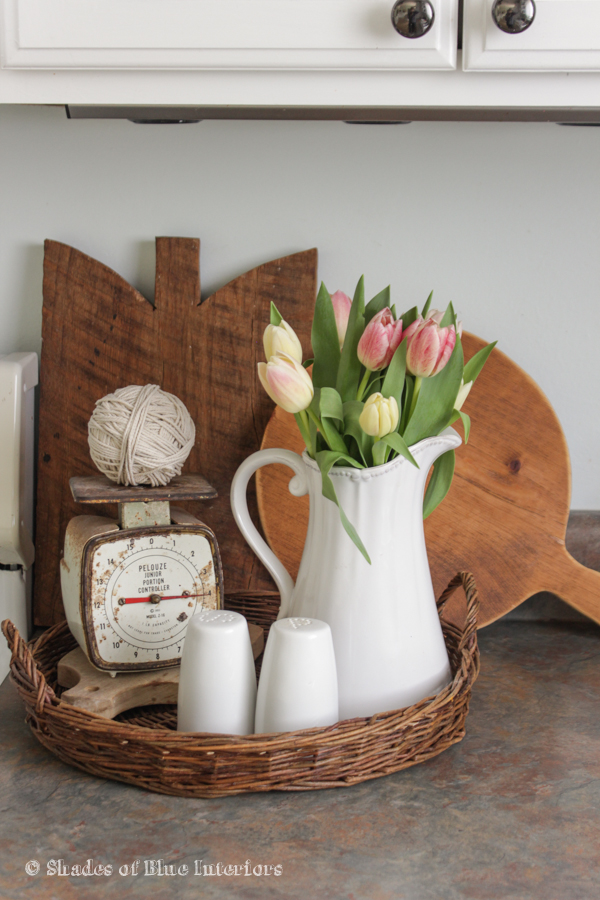 Cutting boards, tulips and vintage finds in the kitchen kellyelko.com