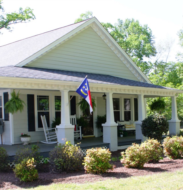 Love this vintage cottage with such curb appeal - tour the inside kellyelko.com