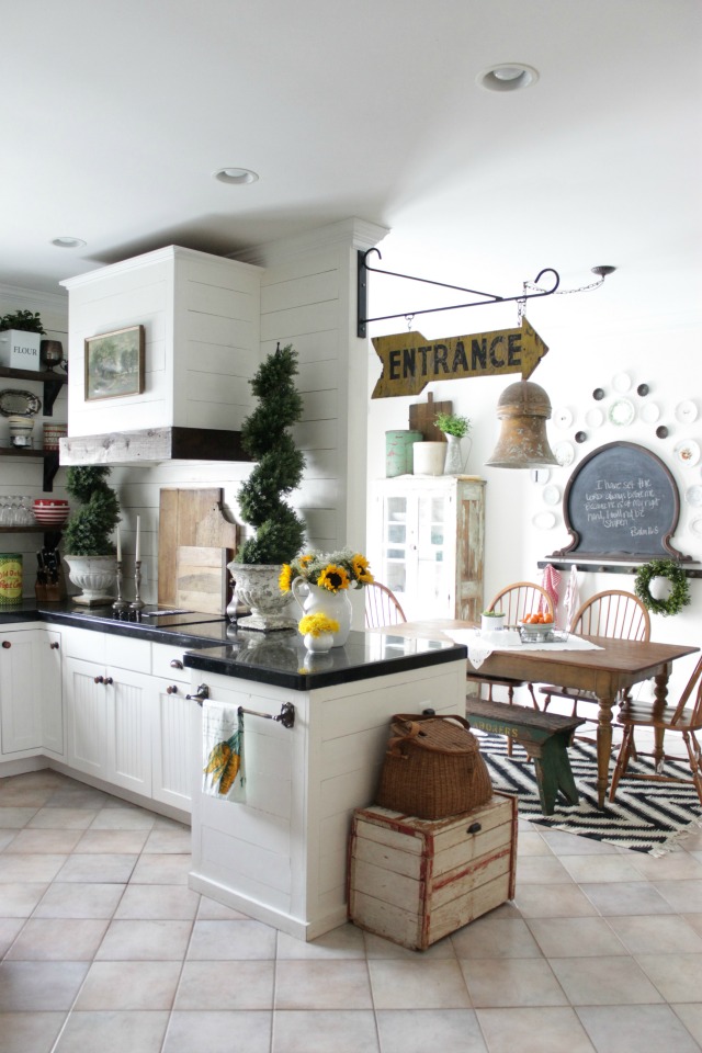 Love this charming cottage kitchen kellyelko.com