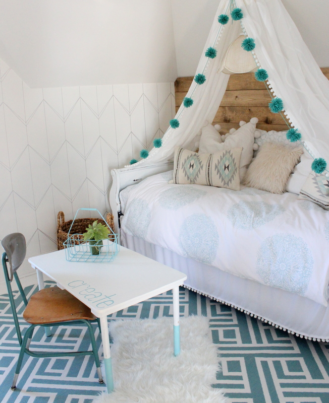 Love this fun blue girls bedroom and the DIY sharpie wall design kellyelko.com