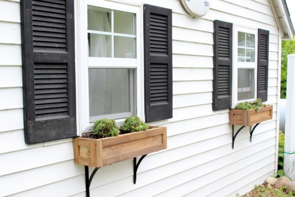 Love these window boxes and the long brackets kellyelko.com