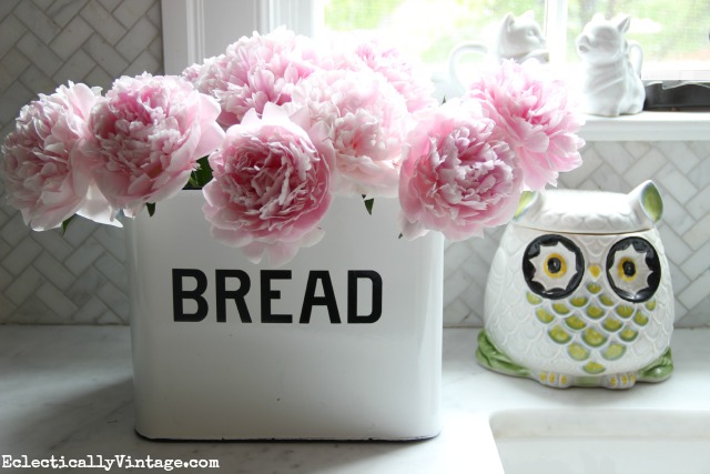 Love this gorgeous pink peony arrangement in a bread box! Check out her great tips for growing peonies kellyelko.com