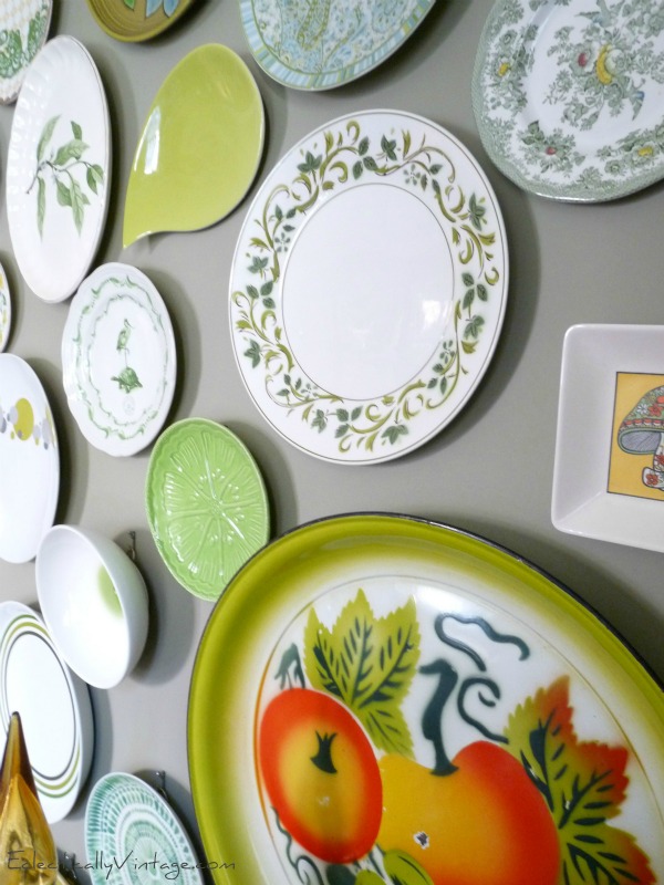 Love this plate wall with invisible plate hangers - see how to make your own kellyelko.com