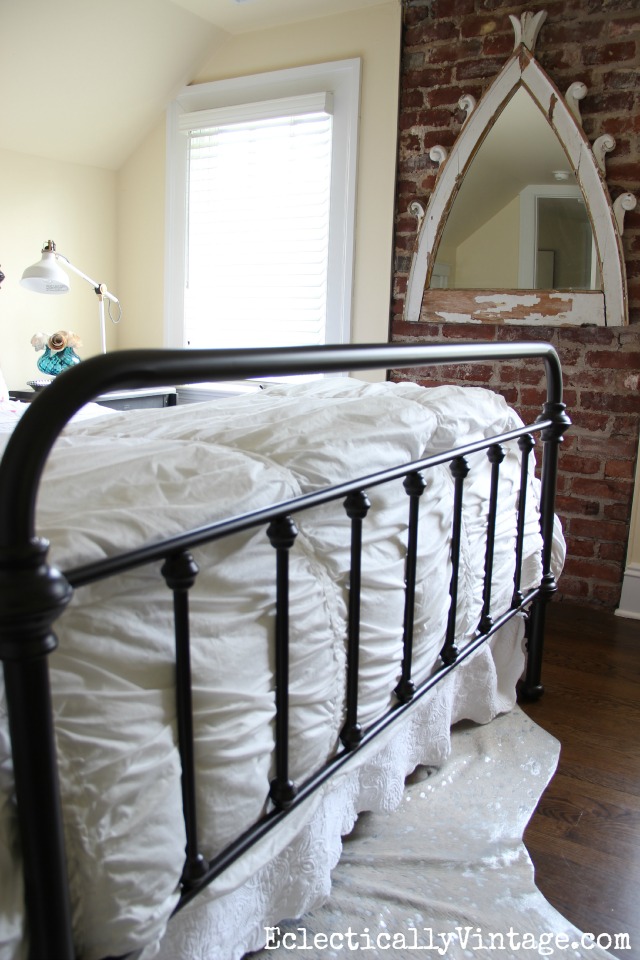 Love this vintage style iron bed kellyelko.com