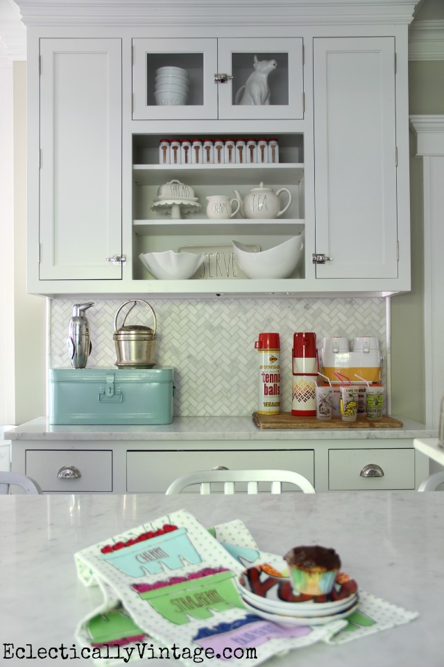 I love this mix of open kitchen shelves with closed cabinets and she has the best displays kellyelko.com