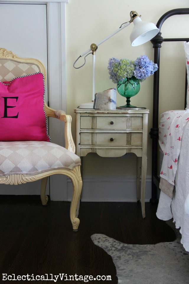 Love this cute guest bedroom with a mix of vintage and new finds kellyelko.com