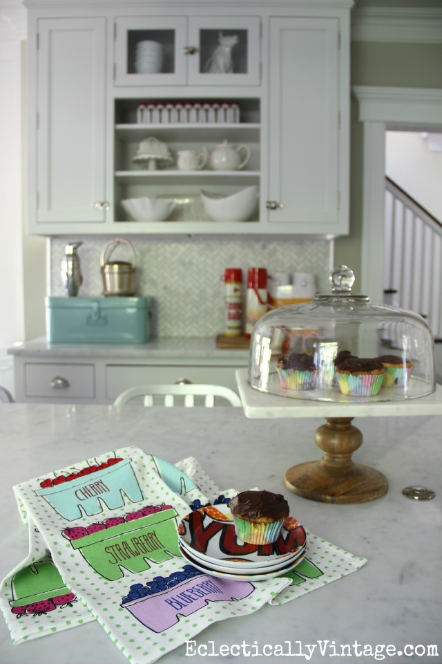 Love this summer home tour - it's bright, fun, eclectic and gorgeous! kellyelko.com