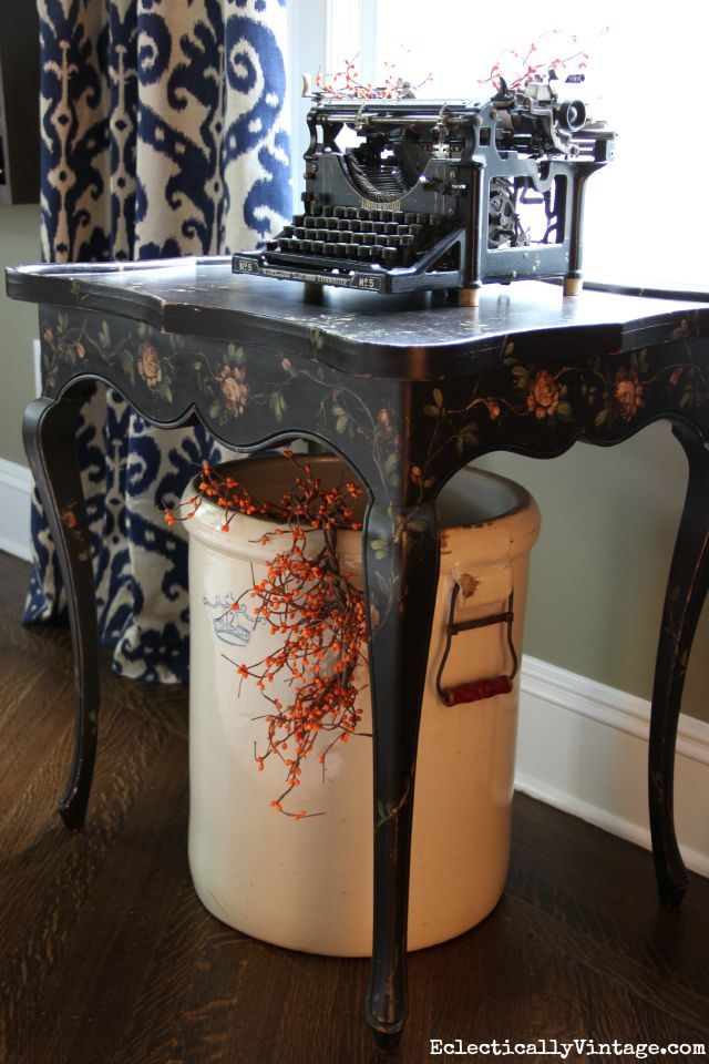 Love this antique typewriter and crock decorated with orange berries for fall kellyelko.com