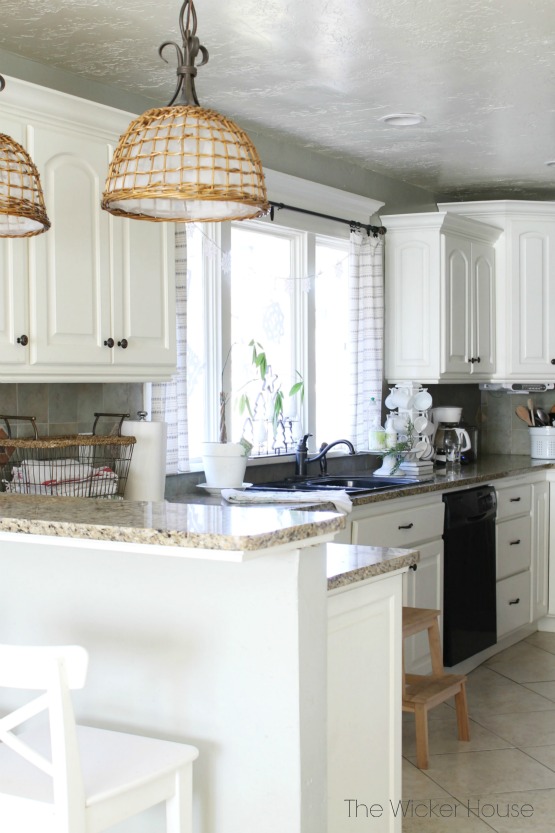 White cottage kitchen 